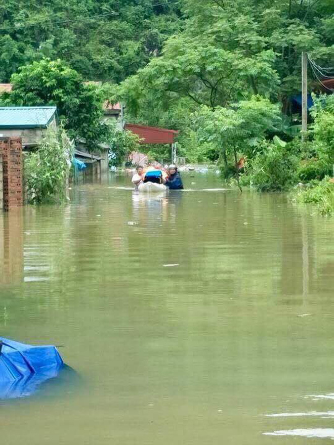 Mưa lũ kinh hoàng ở Hà Giang qua lời kể người chứng kiến: Họ khóc trong vô vọng, gọi tên người thân, dầm mình trong mưa để đưa thi thể nạn nhân lên