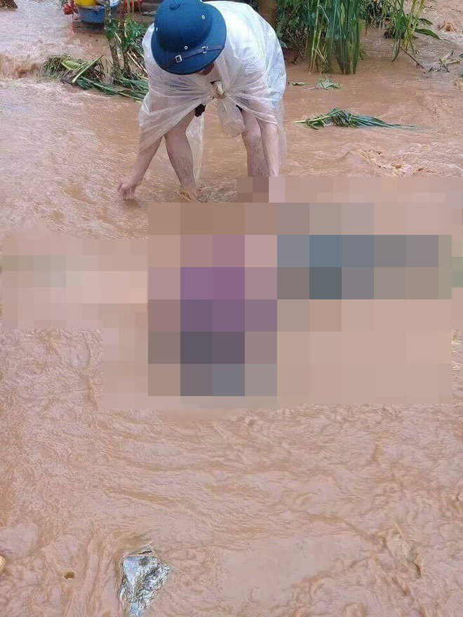 Mưa lũ kinh hoàng ở Hà Giang qua lời kể người chứng kiến: Họ khóc trong vô vọng, gọi tên người thân, dầm mình trong mưa để đưa thi thể nạn nhân lên
