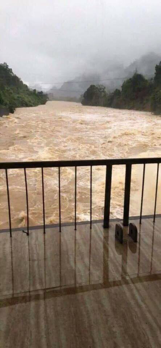 Mưa lũ kinh hoàng ở Hà Giang qua lời kể người chứng kiến: Họ khóc trong vô vọng, gọi tên người thân, dầm mình trong mưa để đưa thi thể nạn nhân lên