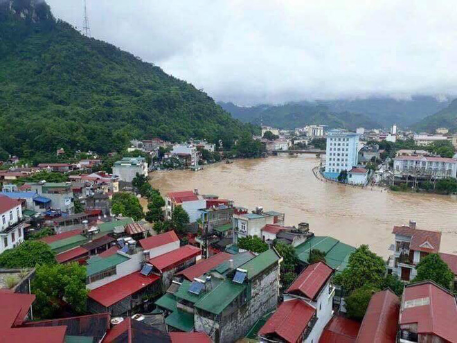 Mưa lũ kinh hoàng ở Hà Giang qua lời kể người chứng kiến: Họ khóc trong vô vọng, gọi tên người thân, dầm mình trong mưa để đưa thi thể nạn nhân lên Mưa lũ kinh hoàng ở Hà Giang qua lời kể người chứng kiến: Họ khóc trong vô vọng, gọi tên người thân, dầm mình trong mưa để đưa thi thể nạn nhân lên