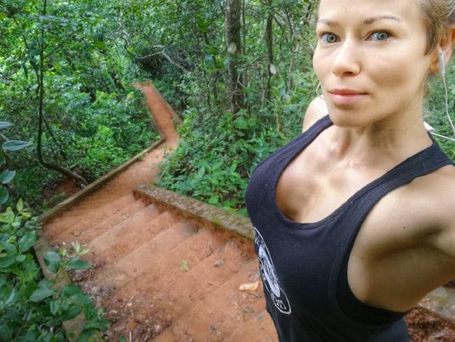 Dựng lều chỗ vắng, nữ phượt thủ Anh bị nhóm cầm mã tấu hãm hiếp