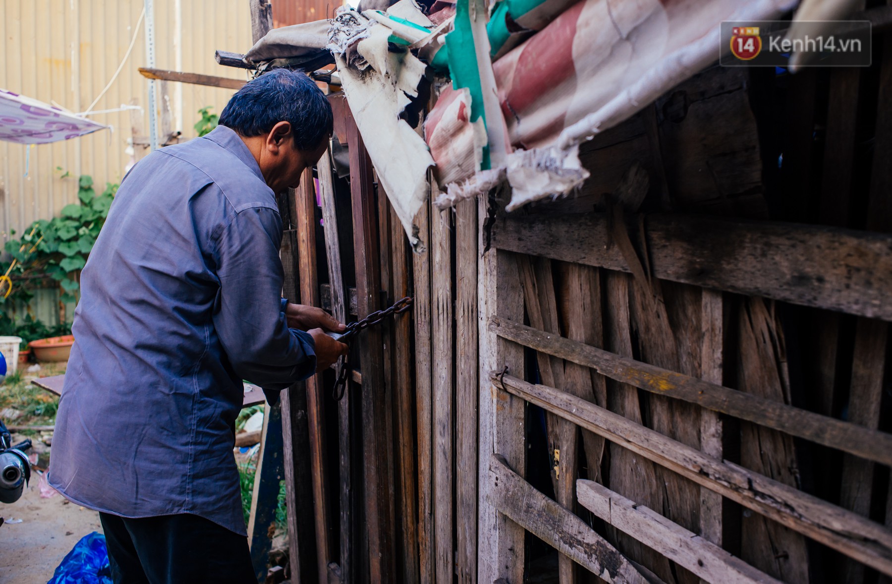 Căn nhà lụp xụp của người cha bán vé số nuôi 3 cô con gái đạt thành tích đáng nể: Người vào ĐH Bách Khoa, người nhận học bổng du học