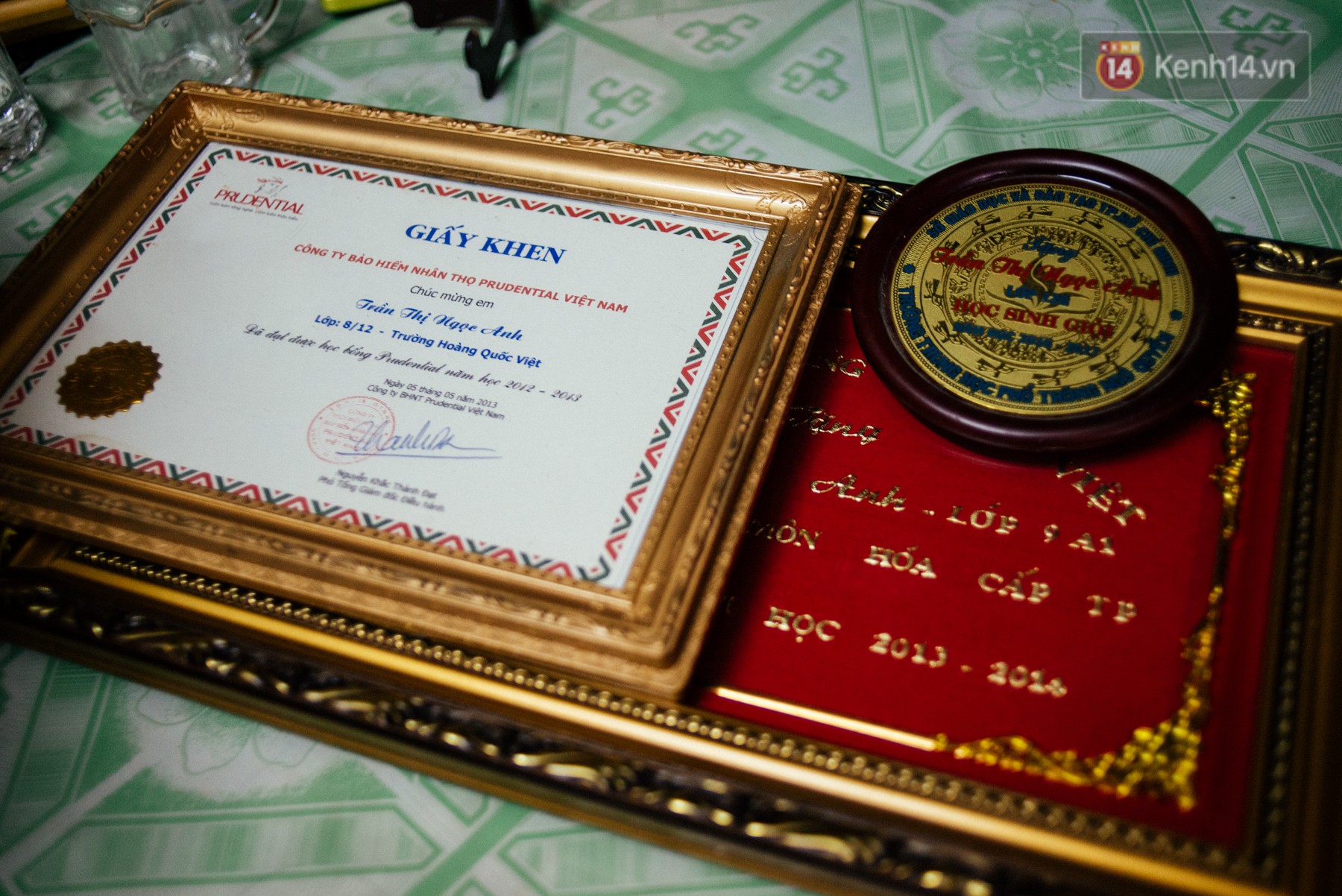 Căn nhà lụp xụp của người cha bán vé số nuôi 3 cô con gái đạt thành tích đáng nể: Người vào ĐH Bách Khoa, người nhận học bổng du học Căn nhà lụp xụp của người cha bán vé số nuôi 3 cô con gái đạt thành tích đáng nể: Người vào ĐH Bách Khoa, người nhận học bổng du học