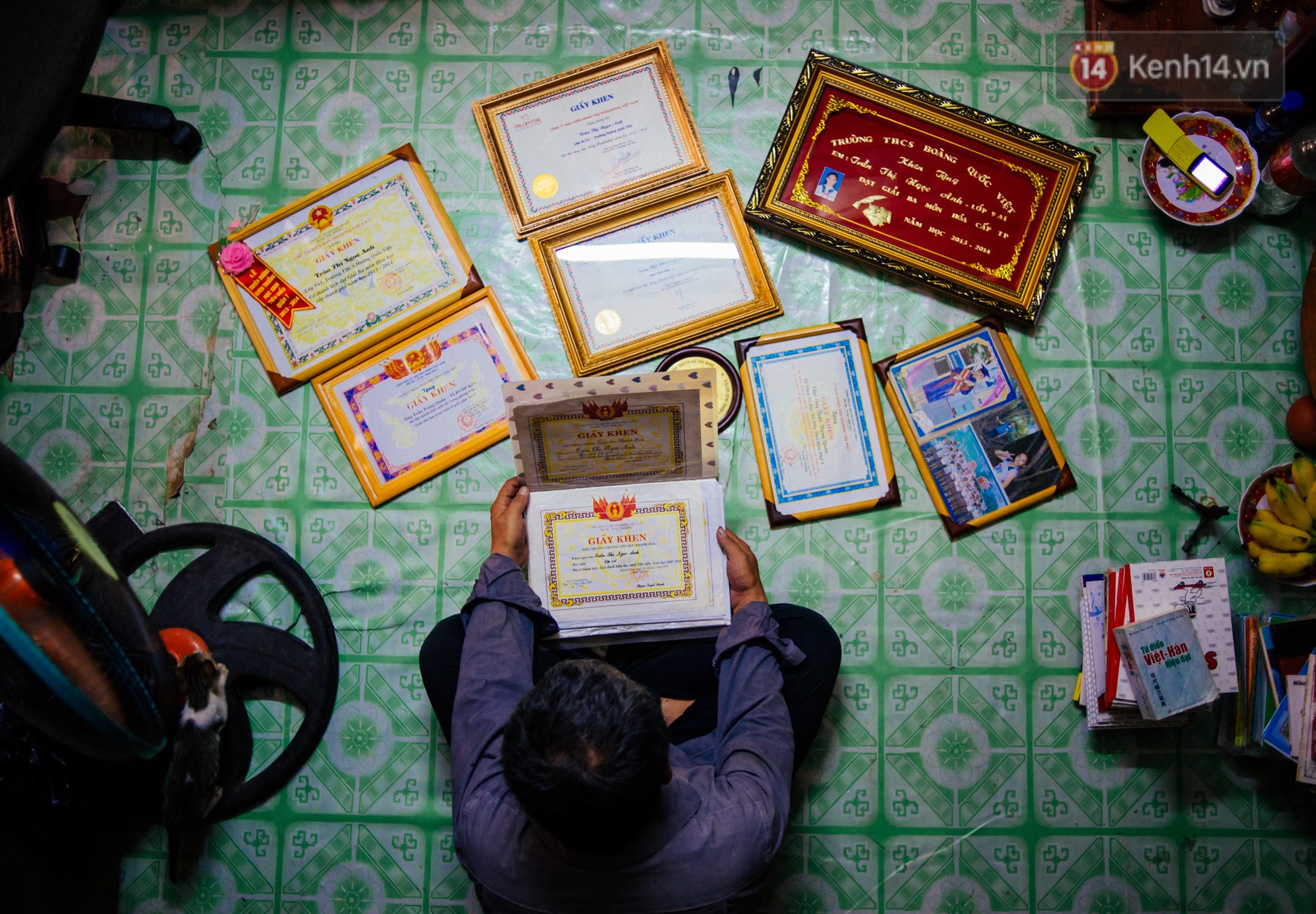 Căn nhà lụp xụp của người cha bán vé số nuôi 3 cô con gái đạt thành tích đáng nể: Người vào ĐH Bách Khoa, người nhận học bổng du học