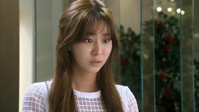 Chiếc phong bì cưới lạ tố cáo bộ mặt thật của chồng ngay đêm tân hôn