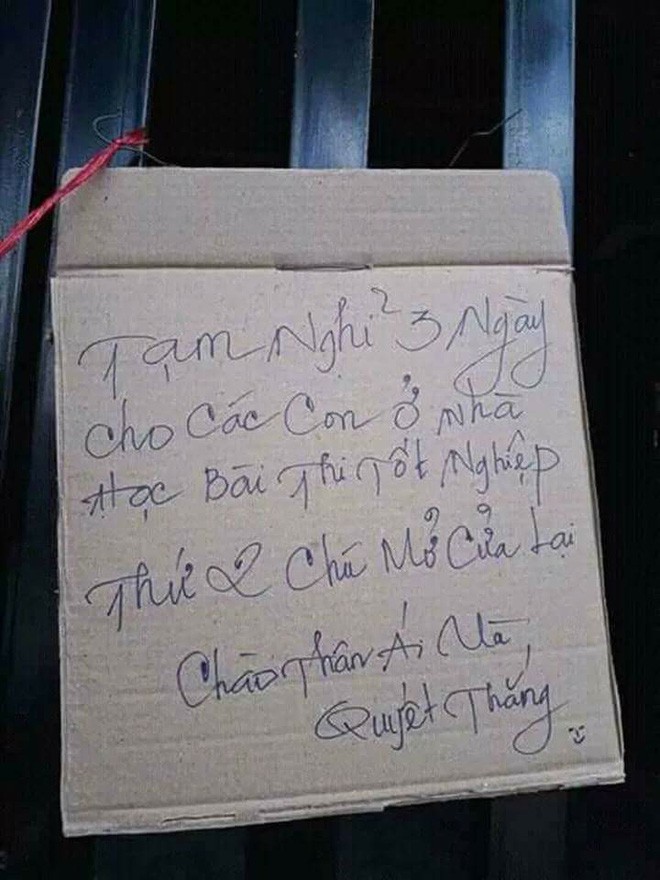 Thấy tấm biển treo trước cửa hàng net, nhiều người quay lưng bỏ đi nhưng miệng tủm tỉm cười