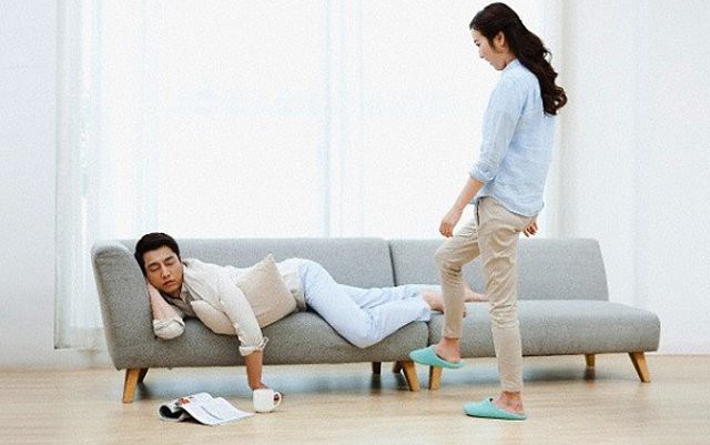 Bị chồng chê lười chảy thây, nuôi con cũng không xong, vợ chỉ cười rồi làm một việc khiến anh ta ân hận nhận sai