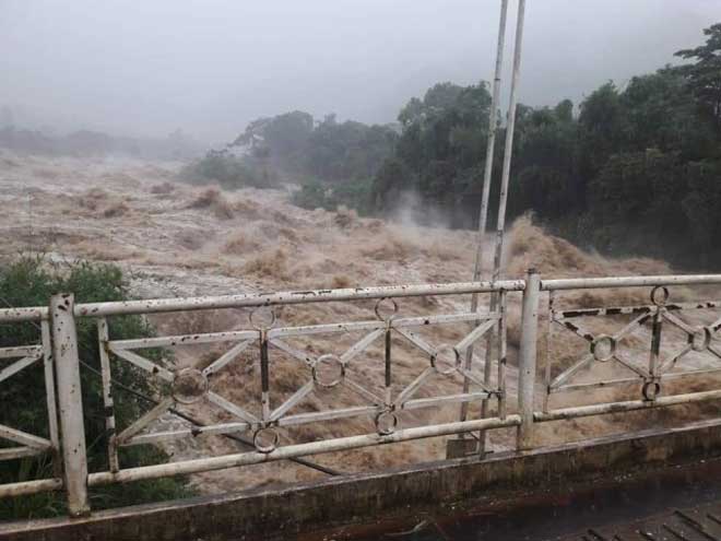 Những hình ảnh thắt lòng sau trận lũ quét ở miền Bắc khiến 13 người chết và mất tích