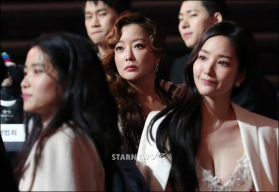 Khi mỹ nhân dao kéo – người đẹp tự nhiên xuất hiện cùng trong 1 khung hình: Nhiều lần vẻ đẹp nhân tạo thắng thế!