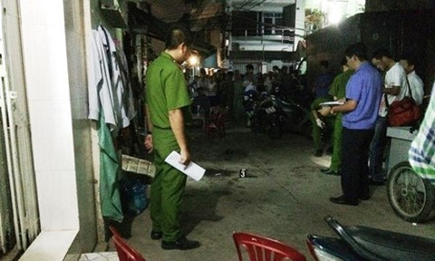Người đàn ông bị chém chết trước dãy phòng trọ ở Sài Gòn Người đàn ông bị chém chết trước dãy phòng trọ ở Sài Gòn