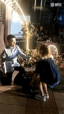 Chia tay vì không muốn cưới bạn gái 7 năm, chàng trai hối hận cầu hôn hoành tráng nhưng lại nhận cái kết phũ phàng