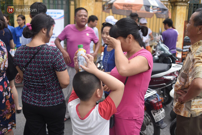 Khoảnh khắc ông bố đập tay truyền công lực cho con trước kỳ thi nhận bão like vì quá dễ thương