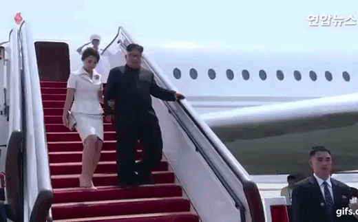 Ông Kim Jong-un khéo léo gửi thông điệp chính trị qua cử chỉ thân mật với bà Ri Sol-ju Ông Kim Jong-un khéo léo gửi thông điệp chính trị qua cử chỉ thân mật với bà Ri Sol-ju