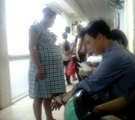 Than vãn vì phải nhường ghế cho bà bầu ưỡn ngực mát mẻ ngủ còn mình thì tê cứng chân, người phụ nữ bị ném đá gay gắt