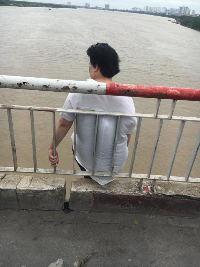 Người phụ nữ đứng trên thành cầu Chương Dương khóc lóc, chửi bới người ngăn chị tự tử Người phụ nữ đứng trên thành cầu Chương Dương khóc lóc, chửi bới người ngăn chị tự tử