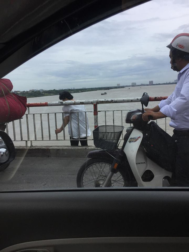 Người phụ nữ đứng trên thành cầu Chương Dương khóc lóc, chửi bới người ngăn chị tự tử