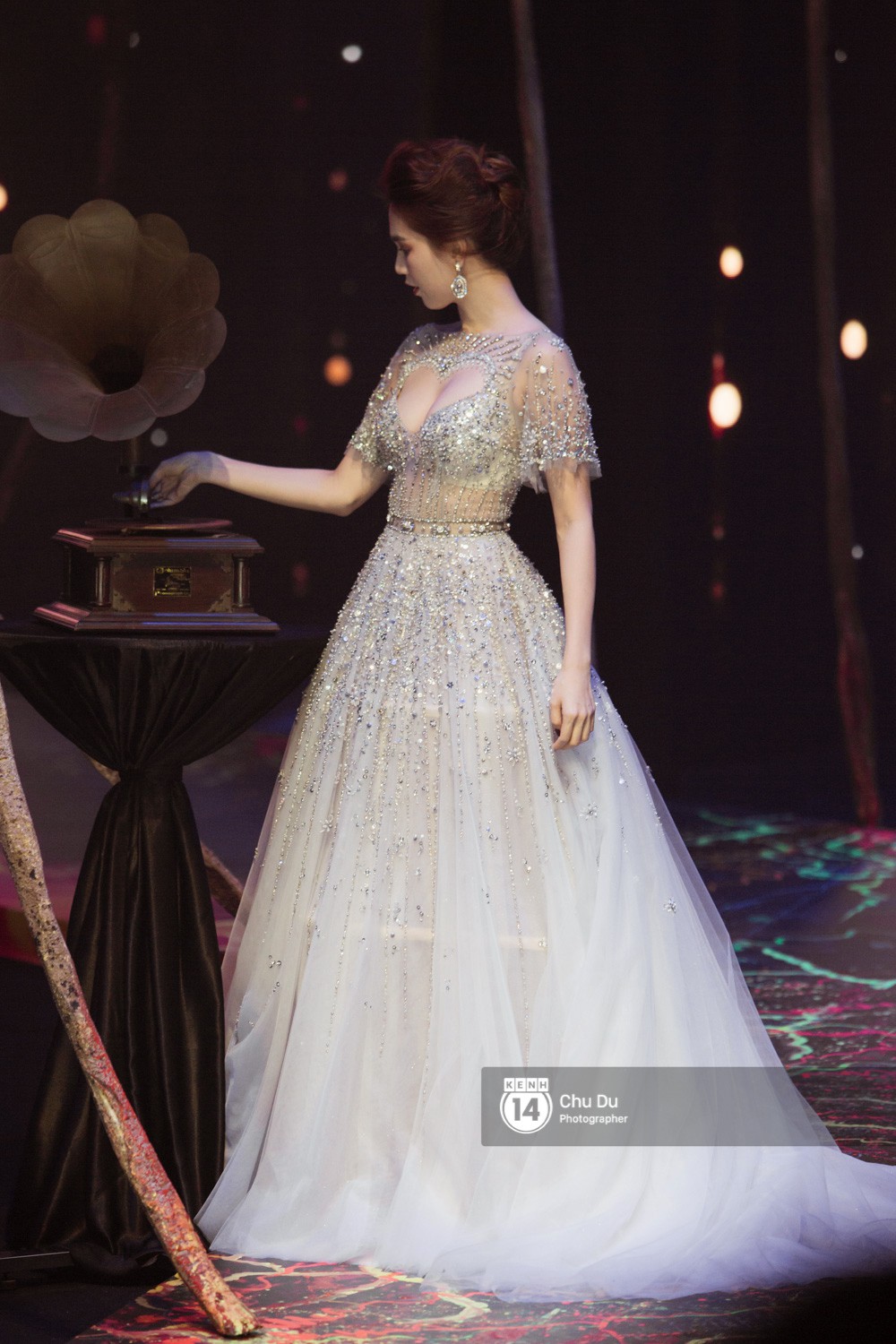 Trổ tài lột đồ trên sàn diễn, Võ Hoàng Yến suýt lộ vòng 1