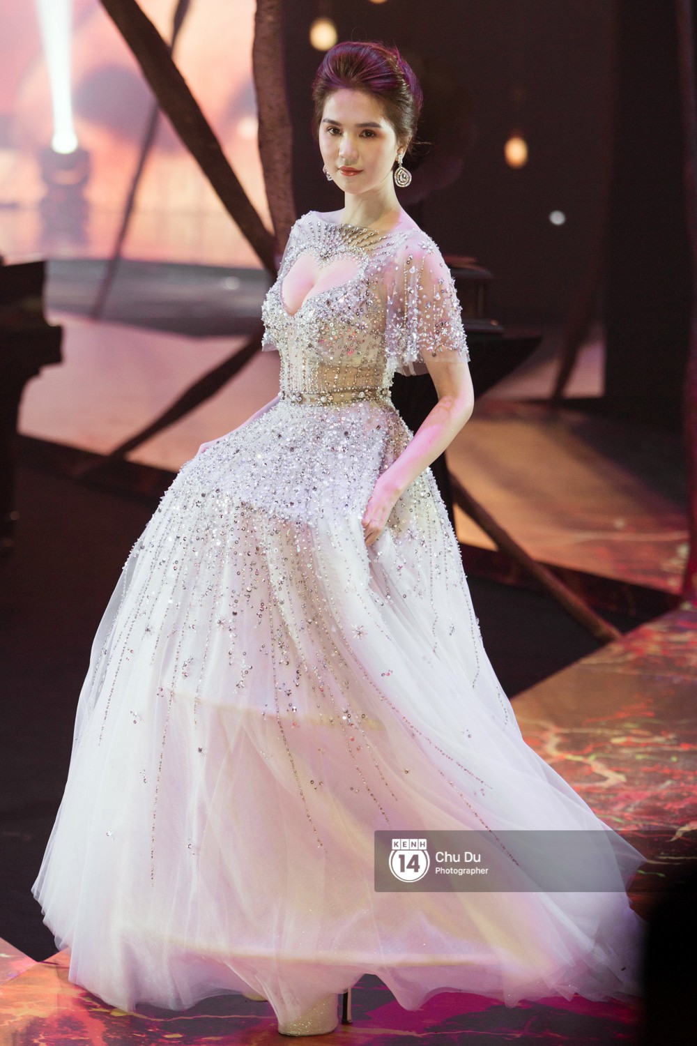 Trổ tài lột đồ trên sàn diễn, Võ Hoàng Yến suýt lộ vòng 1