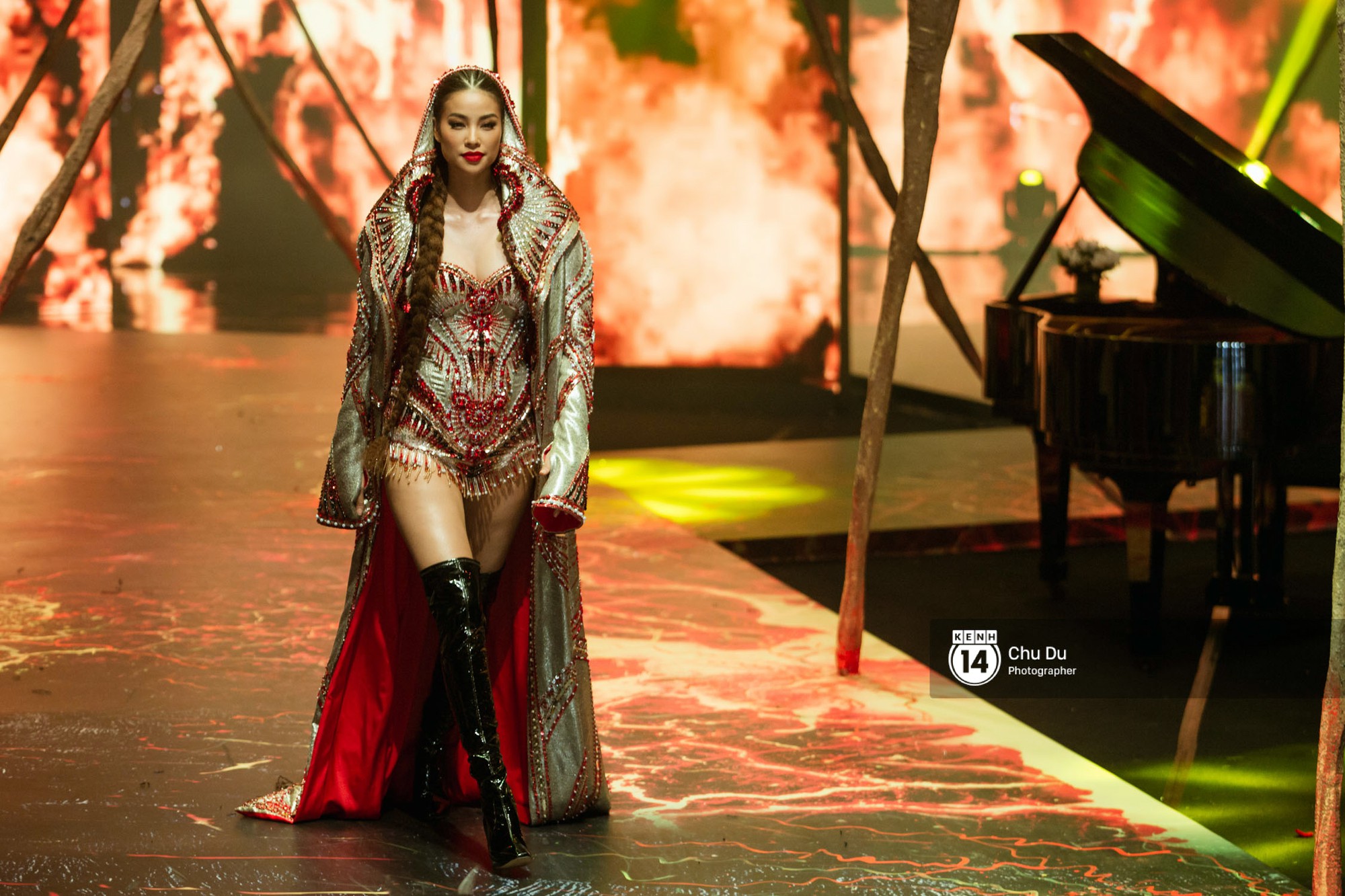 Trổ tài lột đồ trên sàn diễn, Võ Hoàng Yến suýt lộ vòng 1