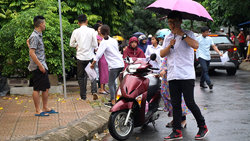 Trời mưa to, nhiều thí sinh Thanh Hóa đến trường thi muộn