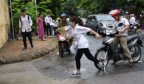 Trời mưa to, nhiều thí sinh Thanh Hóa đến trường thi muộn