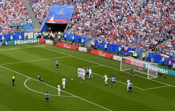 Uruguay đè bẹp Nga trong thế hơn người Uruguay đè bẹp Nga trong thế hơn người