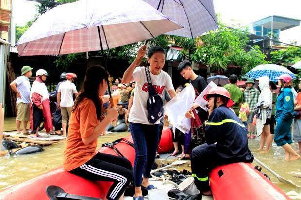 Chùm ảnh: Các sĩ tử vùng cao vượt mưa lũ đi thi THPT Quốc Gia 2018 Chùm ảnh: Các sĩ tử vùng cao vượt mưa lũ đi thi THPT Quốc Gia 2018