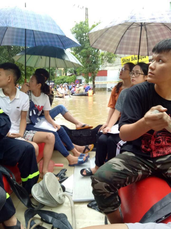 Chùm ảnh: Các sĩ tử vùng cao vượt mưa lũ đi thi THPT Quốc Gia 2018 Chùm ảnh: Các sĩ tử vùng cao vượt mưa lũ đi thi THPT Quốc Gia 2018
