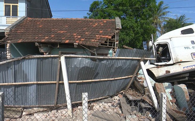 Xe đầu kéo tông sập nhà dân, 3 người trong một gia đình trọng thương