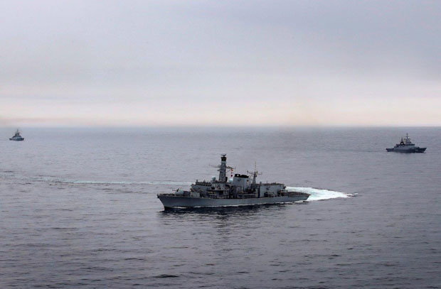 Hai tàu chiến Nga bị khu trục hạm Anh ráo riết đeo bám trên biển
