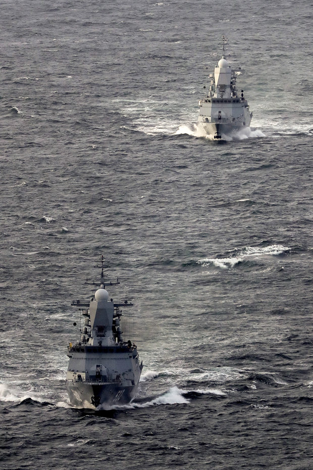 Hai tàu chiến Nga bị khu trục hạm Anh ráo riết đeo bám trên biển