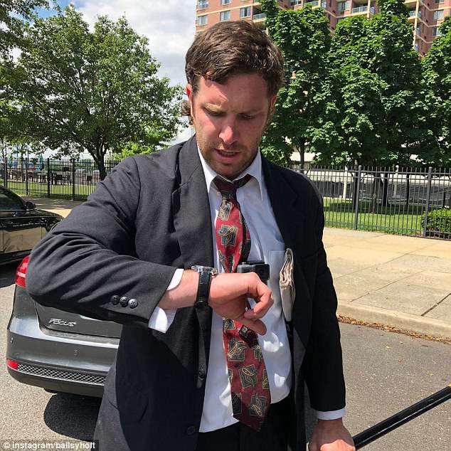 Ăn mặc lịch lãm chèo ván vượt sông để đi họp đúng giờ