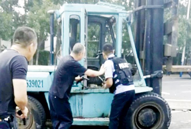 Trung Quốc: Cảnh sát bắn chết người đàn ông lái xe điên