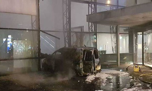 Lao xe vào trụ sở nhật báo lớn nhất Hà Lan