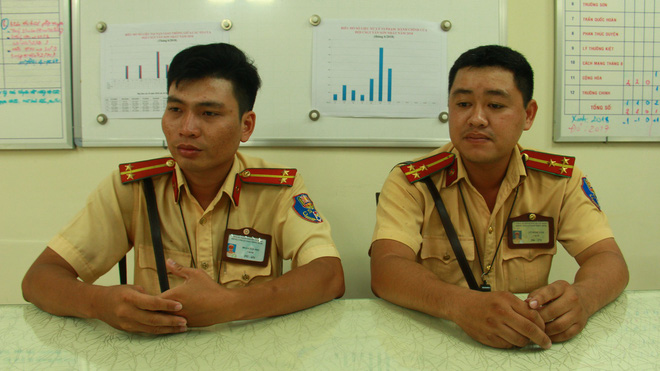 CSGT chở em bé đi cấp cứu, cho bú sữa bình ở Sài Gòn từng tham gia bắt cướp