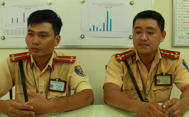 CSGT chở em bé đi cấp cứu, cho bú sữa bình ở Sài Gòn từng tham gia bắt cướp CSGT chở em bé đi cấp cứu, cho bú sữa bình ở Sài Gòn từng tham gia bắt cướp