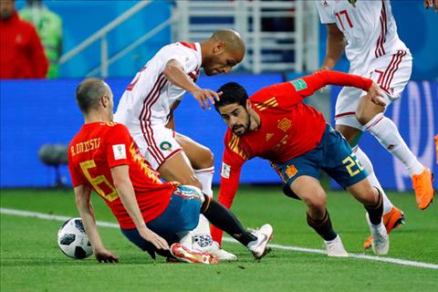 Nhờ VAR, La Roja thót tim vào vòng 1/8 Nhờ VAR, La Roja thót tim vào vòng 1/8