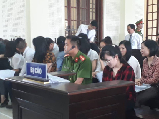 Hot girl Eximbank chiếm đoạt hơn 50 tỉ đồng tiều tụy hầu tòa lần 3