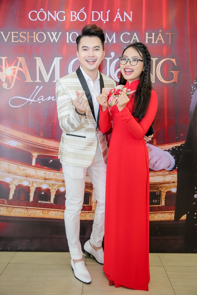 Phương Mỹ Chi bất ngờ xuất hiện trong liveshow kỉ niệm 10 năm ca hát của Nam Cường Phương Mỹ Chi bất ngờ xuất hiện trong liveshow kỉ niệm 10 năm ca hát của Nam Cường