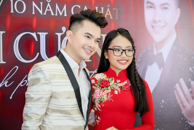 Phương Mỹ Chi bất ngờ xuất hiện trong liveshow kỉ niệm 10 năm ca hát của Nam Cường Phương Mỹ Chi bất ngờ xuất hiện trong liveshow kỉ niệm 10 năm ca hát của Nam Cường
