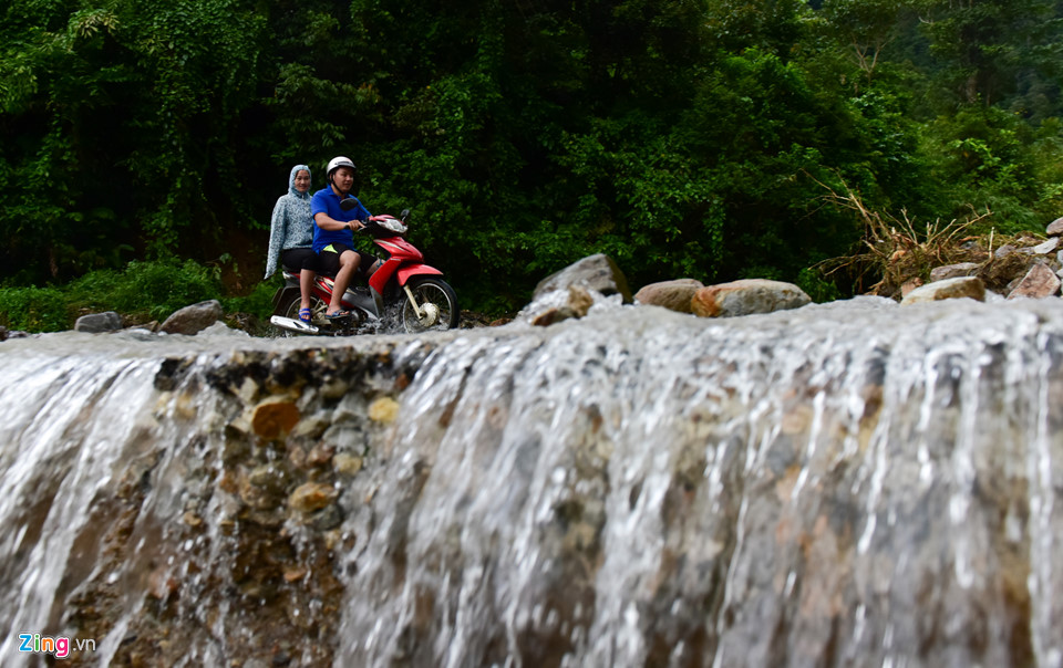 Sạt lở đất nghiêm trọng, quốc lộ huyết mạch phía bắc bị chia cắt