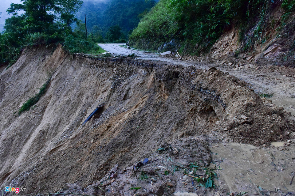 Sạt lở đất nghiêm trọng, quốc lộ huyết mạch phía bắc bị chia cắt