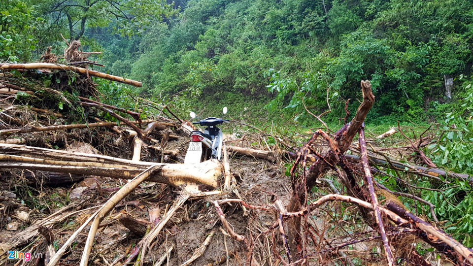 Sạt lở đất nghiêm trọng, quốc lộ huyết mạch phía bắc bị chia cắt