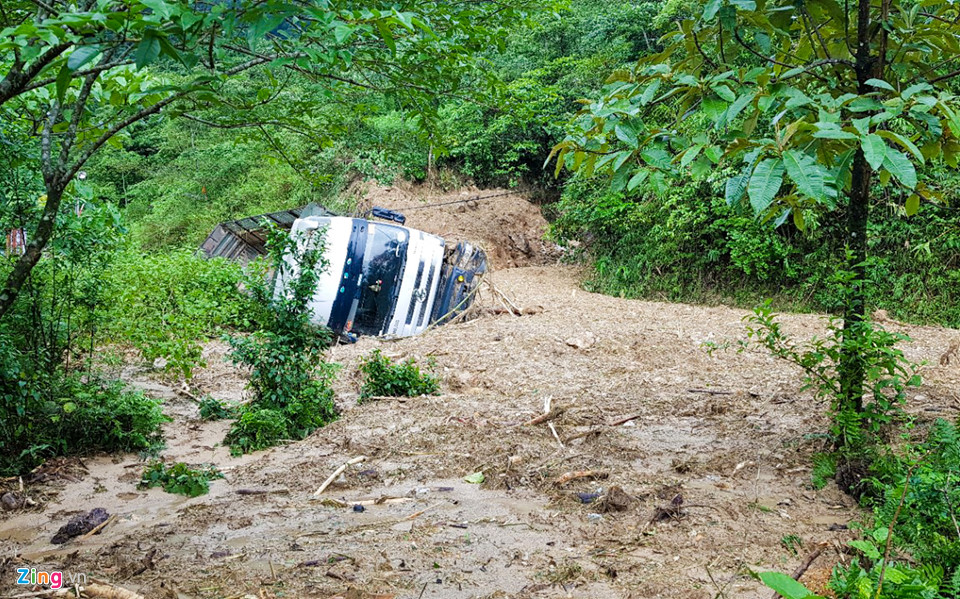 Sạt lở đất nghiêm trọng, quốc lộ huyết mạch phía bắc bị chia cắt