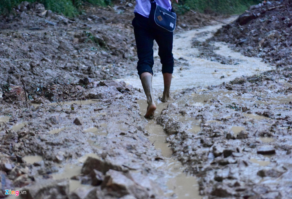 Sạt lở đất nghiêm trọng, quốc lộ huyết mạch phía bắc bị chia cắt