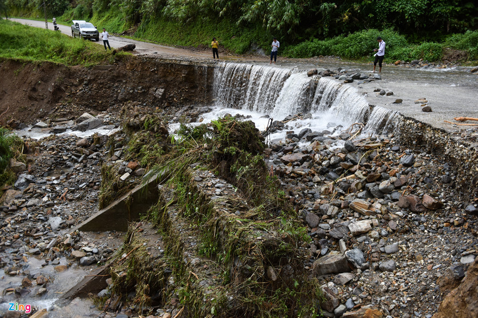 Sạt lở đất nghiêm trọng, quốc lộ huyết mạch phía bắc bị chia cắt