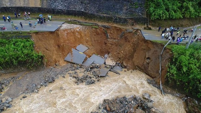 Lũ kinh hoàng ở miền Bắc khiến 25 người chết và mất tích: Nhấc từng tấm gỗ tìm người thân