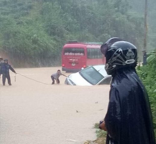 Lũ kinh hoàng ở miền Bắc khiến 25 người chết và mất tích: Nhấc từng tấm gỗ tìm người thân