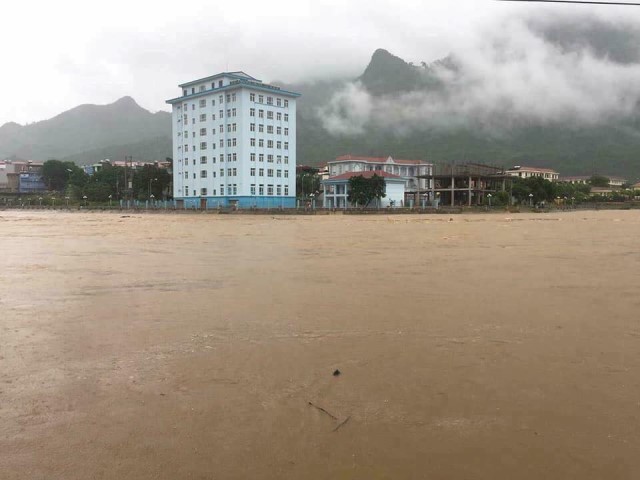 Lũ kinh hoàng ở miền Bắc khiến 25 người chết và mất tích: Nhấc từng tấm gỗ tìm người thân