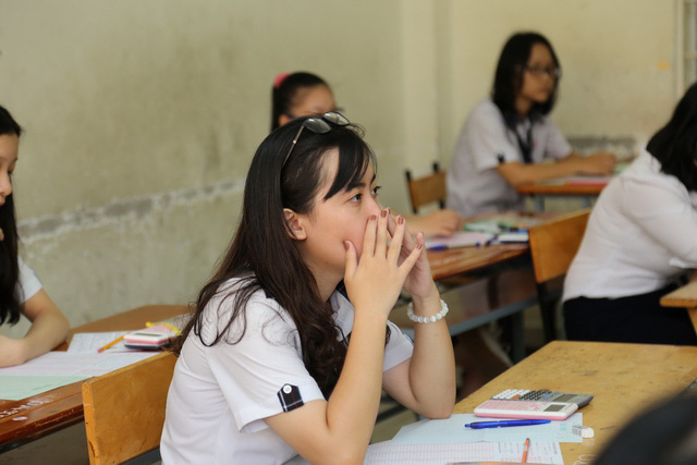 Sau toán và văn, thí sinh hồi hộp chờ đề thi ngoại ngữ